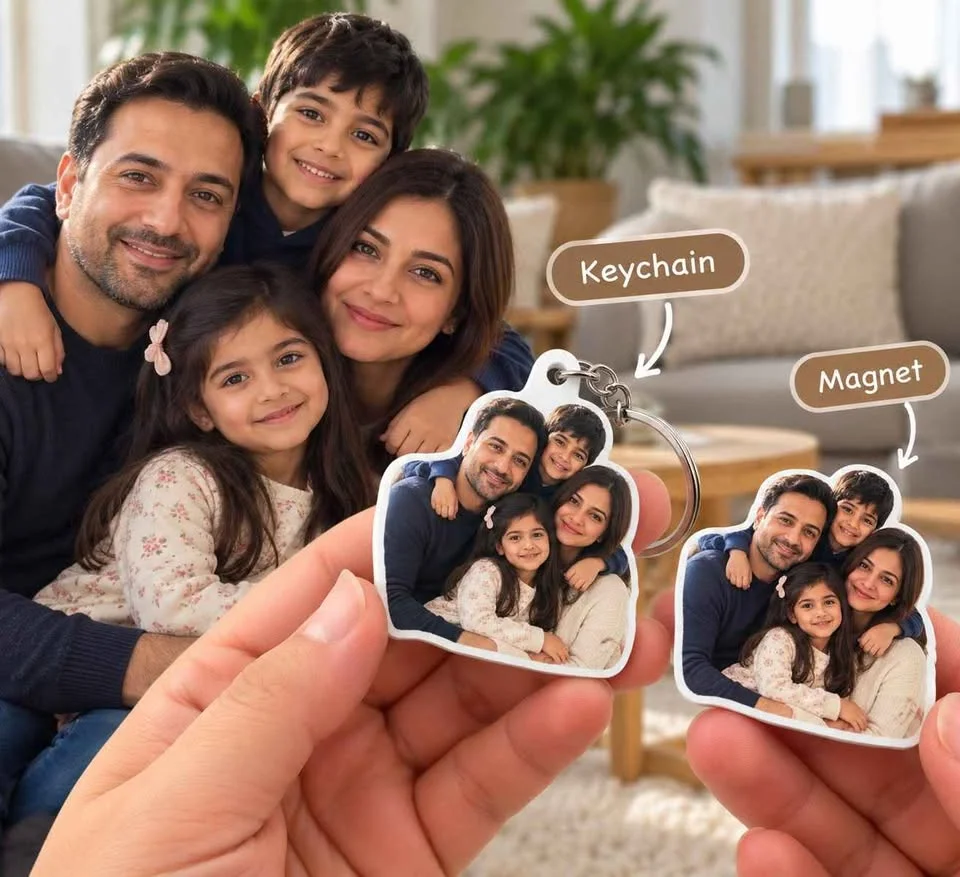 Illustration: a family photo turned into a matching keychain and fridge magnet